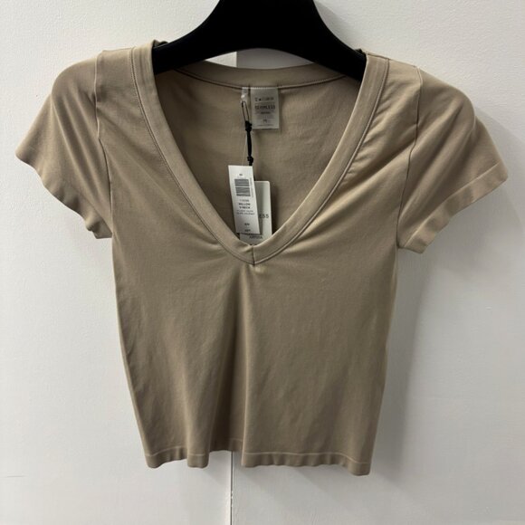ARITZIA Smooth Seamless Willow V-neck T-shirt - Picture 4 of 5